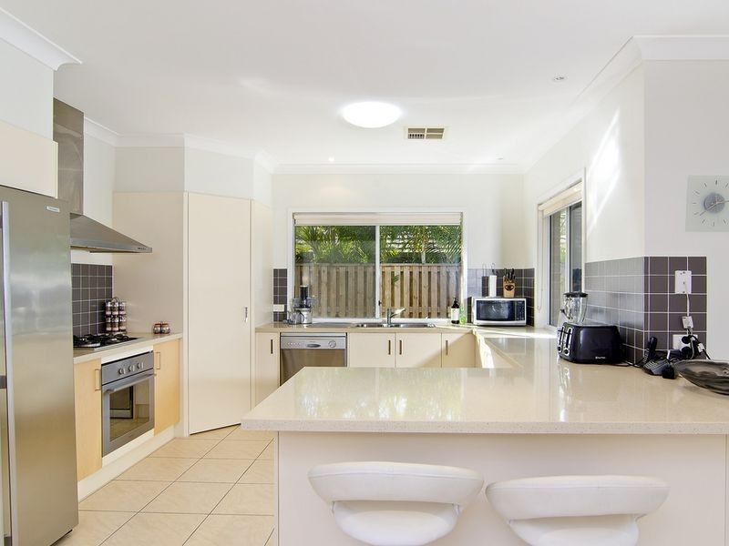 6 Twynam Mews, Pacific Pines QLD 4211