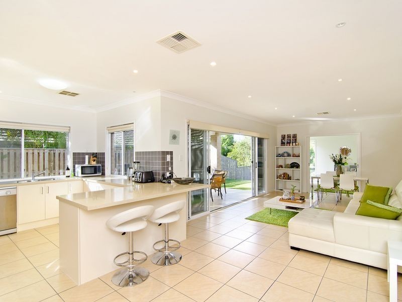 6 Twynam Mews, Pacific Pines QLD 4211