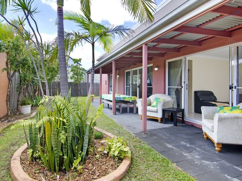 8 Easter Crescent, Pacific Pines QLD 4211