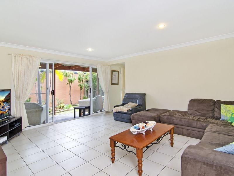 8 Easter Crescent, Pacific Pines QLD 4211