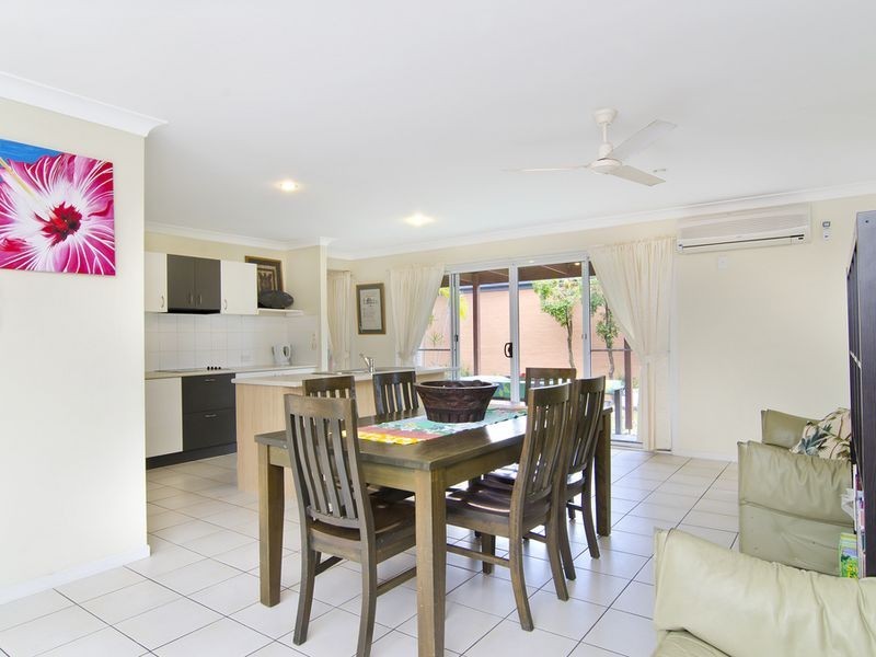 8 Easter Crescent, Pacific Pines QLD 4211