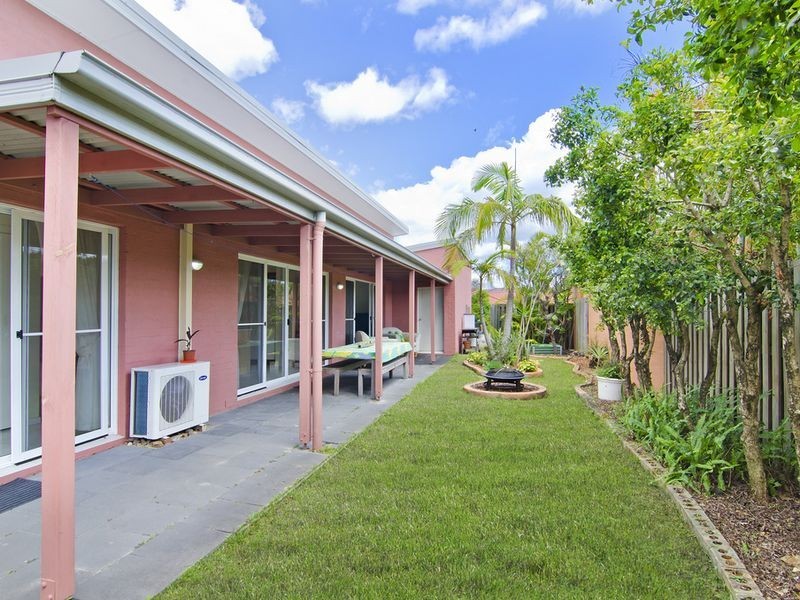 8 Easter Crescent, Pacific Pines QLD 4211