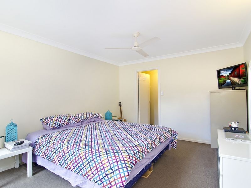 8 Easter Crescent, Pacific Pines QLD 4211