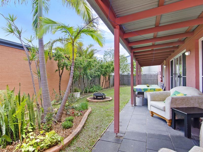 8 Easter Crescent, Pacific Pines QLD 4211
