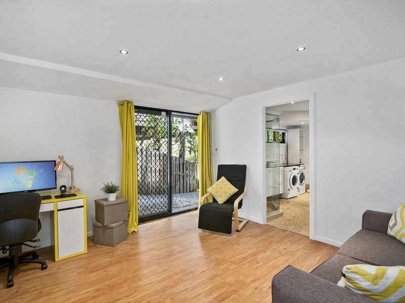 7 Allardyce Crescent, Pacific Pines QLD 4211