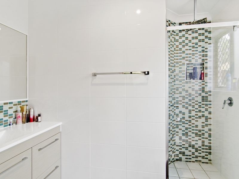 5 Polynesia Avenue, Pacific Pines QLD 4211