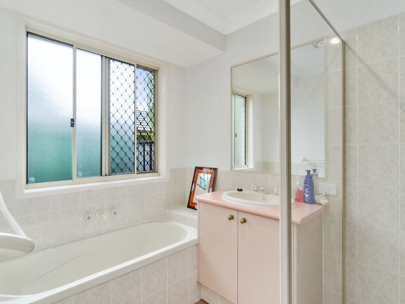 5 Polynesia Avenue, Pacific Pines QLD 4211