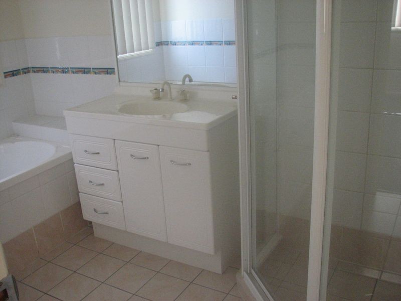 4 Cobbler Place, Pacific Pines QLD 4211