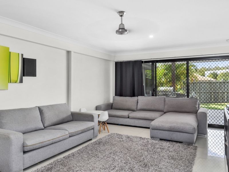 2/2 Lawley Crescent, Pacific Pines QLD 4211