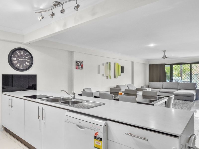 2/2 Lawley Crescent, Pacific Pines QLD 4211