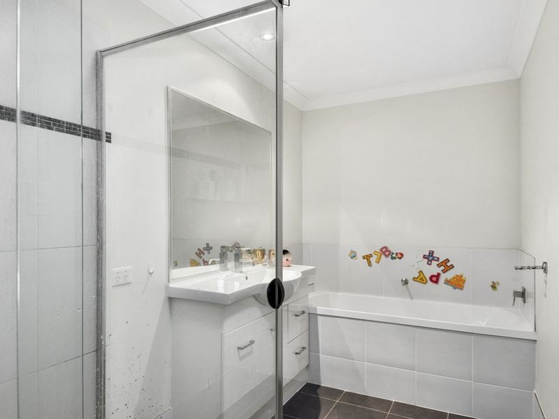 2/2 Lawley Crescent, Pacific Pines QLD 4211