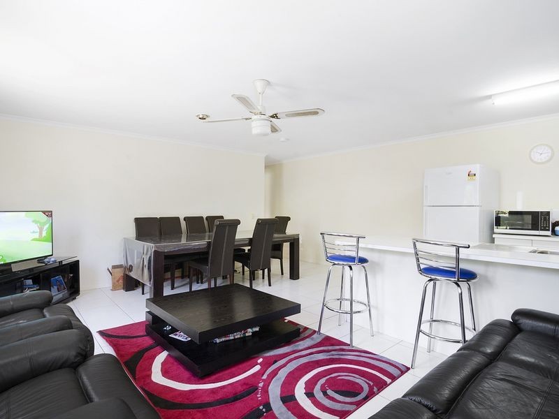 2/18 Callistemon Court, Arundel QLD 4214