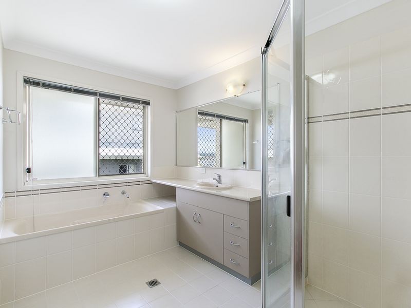 27 Yamba Street, Pacific Pines QLD 4211