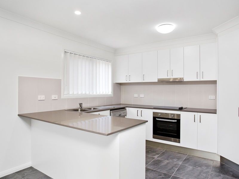 2/1 Riverwood Drive, Ashmore QLD 4214