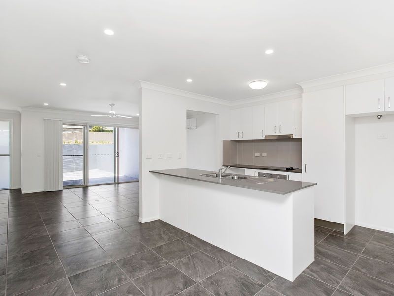 2/1 Riverwood Drive, Ashmore QLD 4214