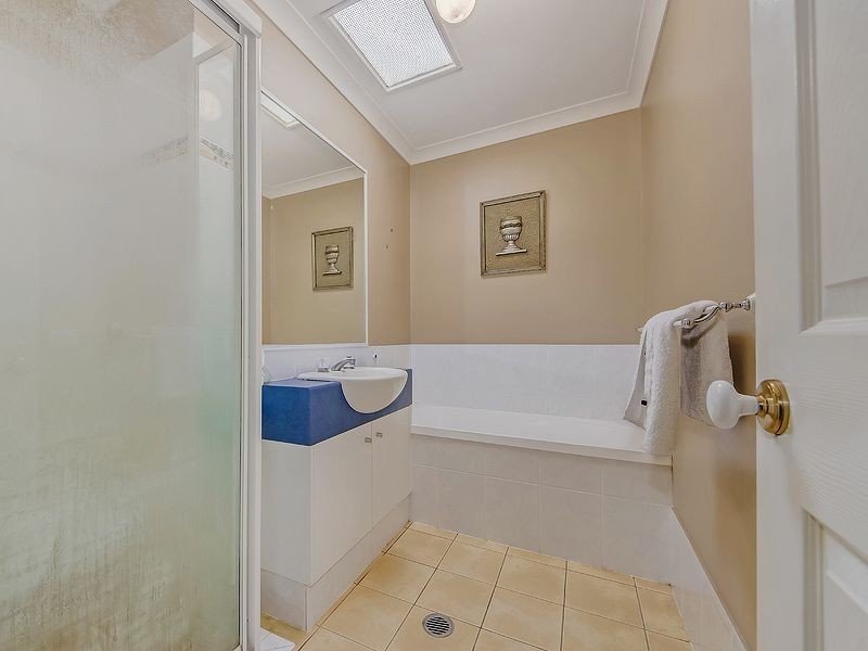 1 Lou Place, Pacific Pines QLD 4211