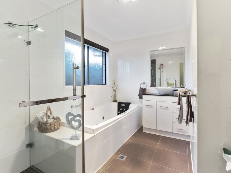 10 Sheffield Circuit, Pacific Pines QLD 4211