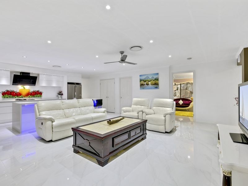 7 Cobbler Place, Pacific Pines QLD 4211