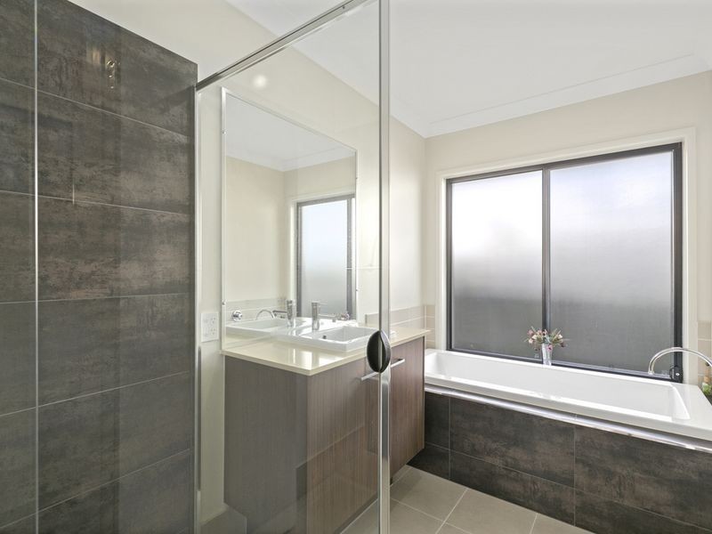 31 Barrington Street, Pacific Pines QLD 4211