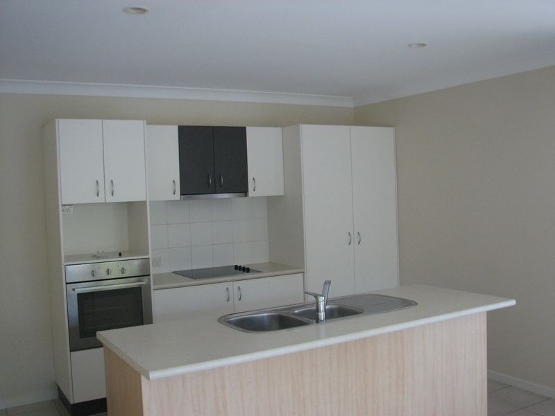 1 Ridgewood Close, Pacific Pines QLD 4211