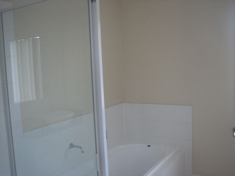 1 Ridgewood Close, Pacific Pines QLD 4211