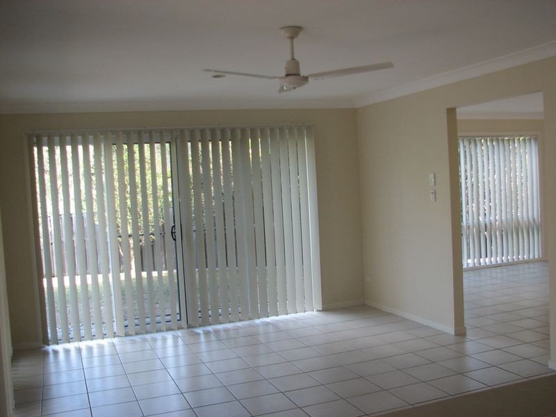 1 Ridgewood Close, Pacific Pines QLD 4211