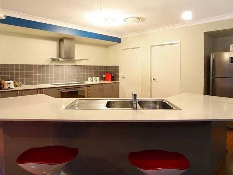 33 Barradeen Circuit, Pacific Pines QLD 4211