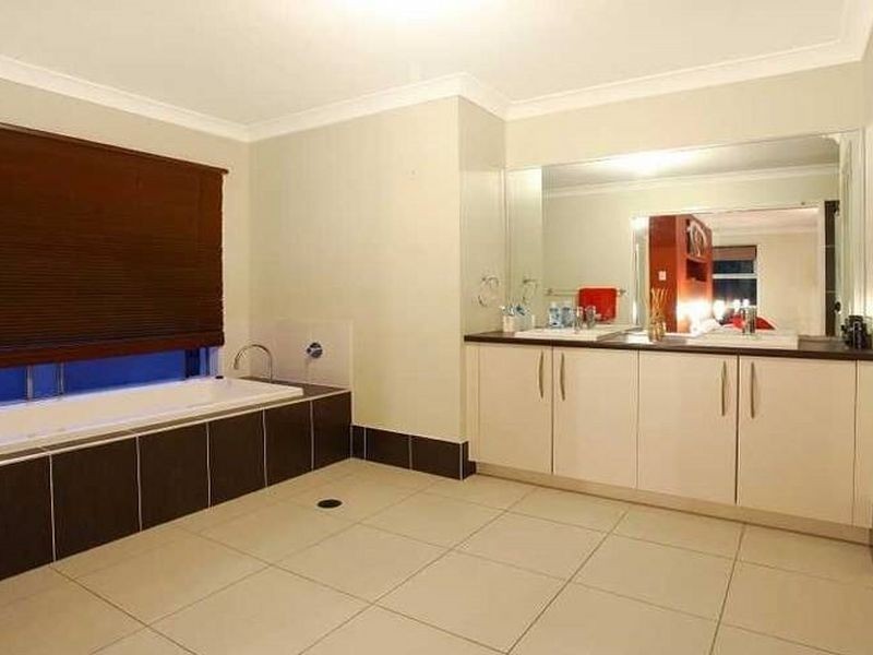 33 Barradeen Circuit, Pacific Pines QLD 4211