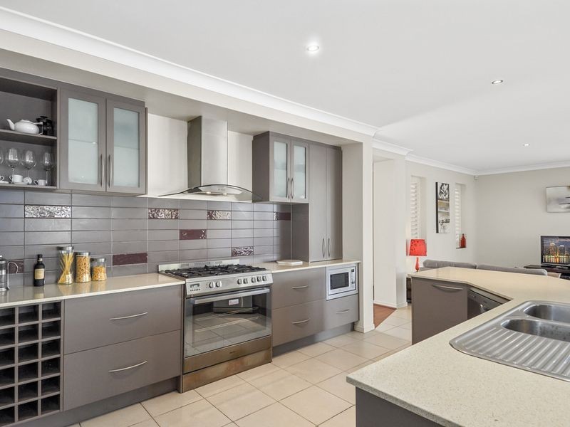 11 Lawley Crescent, Pacific Pines QLD 4211