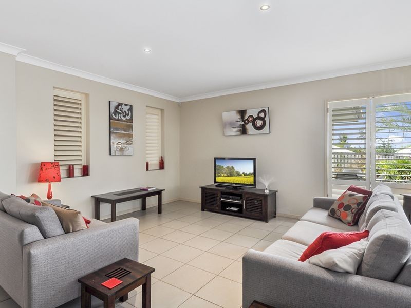 11 Lawley Crescent, Pacific Pines QLD 4211