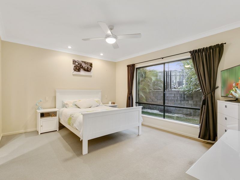 40 Hawkesbury Avenue, Pacific Pines QLD 4211