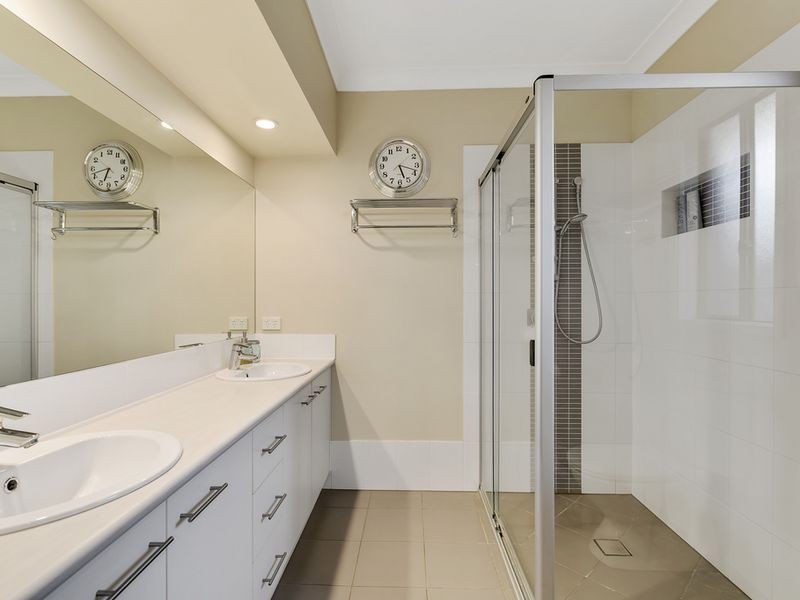 40 Hawkesbury Avenue, Pacific Pines QLD 4211