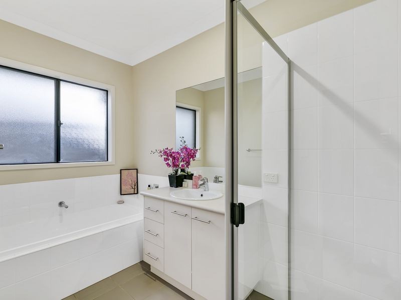 40 Hawkesbury Avenue, Pacific Pines QLD 4211