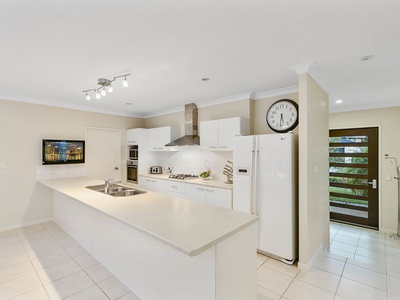 40 Hawkesbury Avenue, Pacific Pines QLD 4211