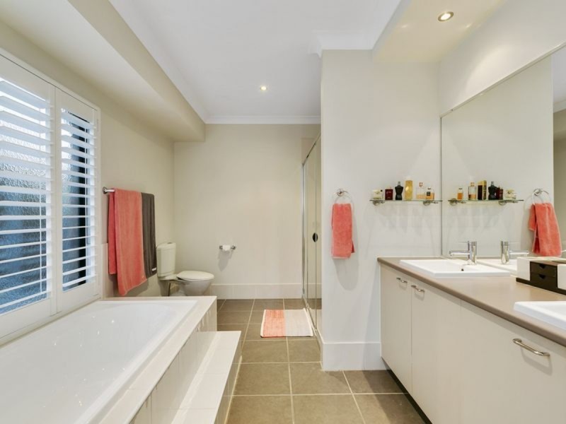 62 Harmsworth Road, Pacific Pines QLD 4211