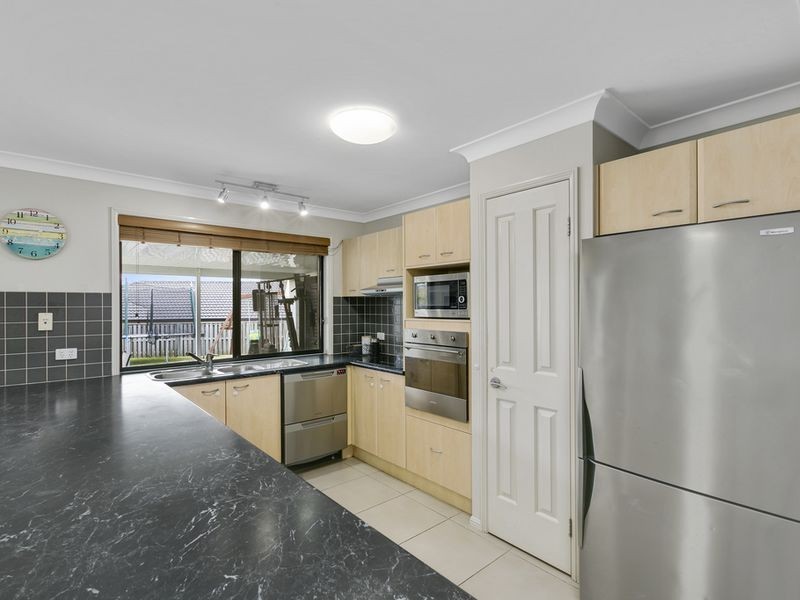 7 Peckham Court, Pacific Pines QLD 4211