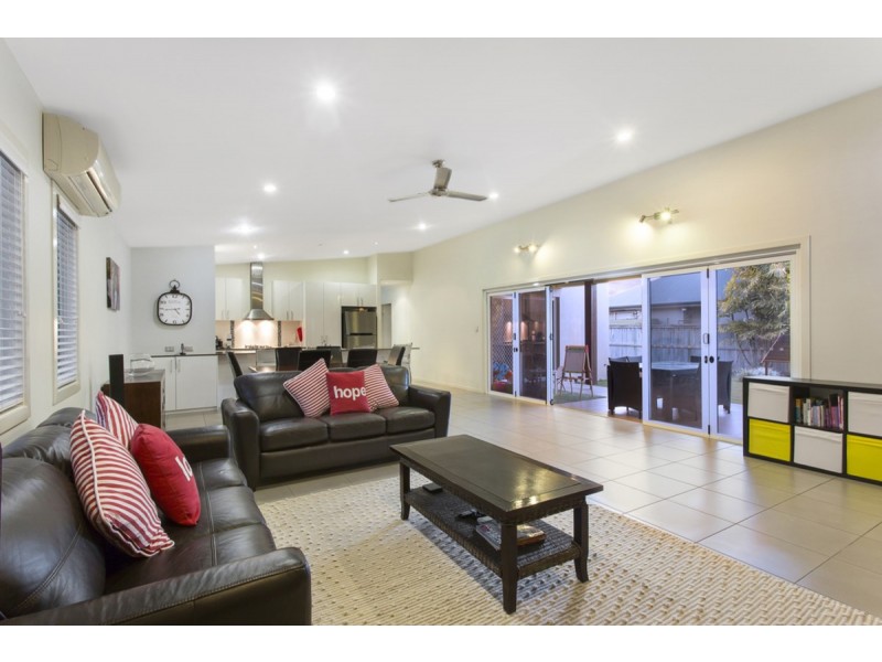 8 Red Gum Crescent, Wakerley QLD 4154