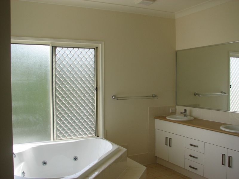 44 Midway Terrace, Pacific Pines QLD 4211