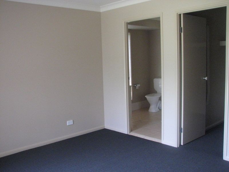 16 Carmarthen Circuit, Pacific Pines QLD 4211