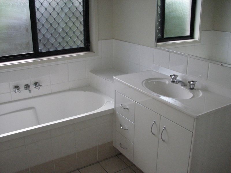 6 Angourie Court, Pacific Pines QLD 4211