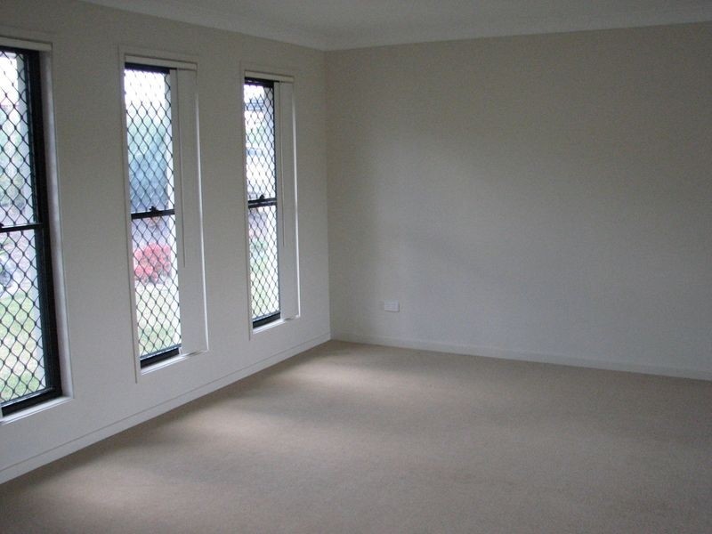 6 Angourie Court, Pacific Pines QLD 4211