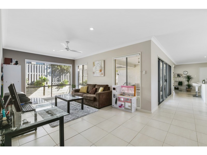 10 Argus Place, Pacific Pines QLD 4211