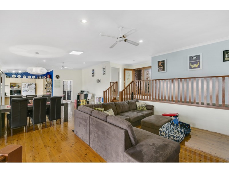 27 Manra Way, Pacific Pines QLD 4211