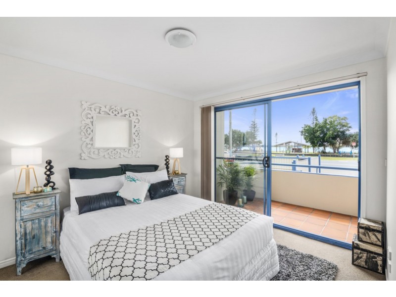 2/550 Marine Parade, Biggera Waters QLD 4216