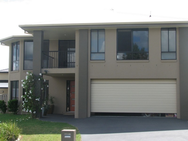 8 Tallow Street, Pacific Pines QLD 4211