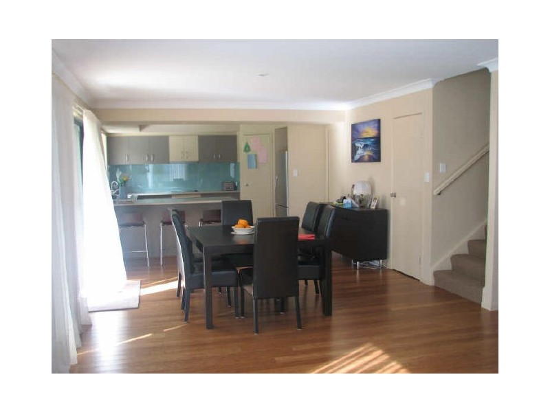 8 Tallow Street, Pacific Pines QLD 4211