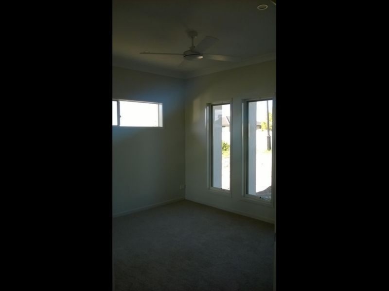15 Barrington Street, Pacific Pines QLD 4211