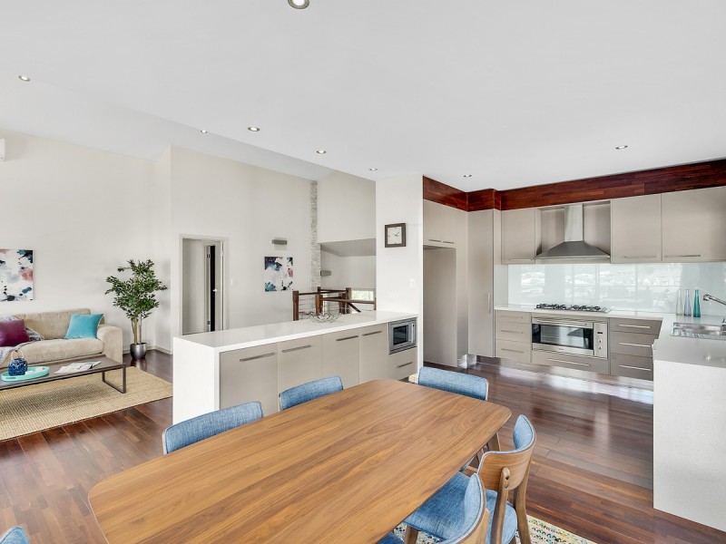 135 Wunburra Circle, Pacific Pines QLD 4211