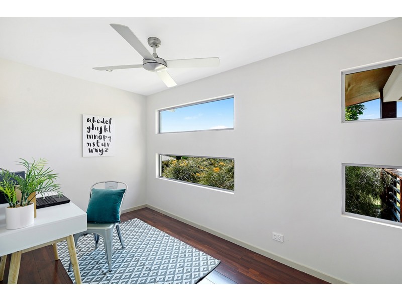 135 Wunburra Circle, Pacific Pines QLD 4211