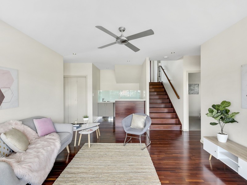 135 Wunburra Circle, Pacific Pines QLD 4211